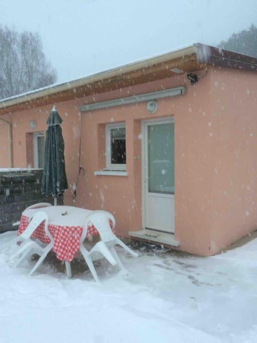 Апартаменты Le Coin Tranquille Au Pied Du Puy De Dome Понтжибо Экстерьер фото